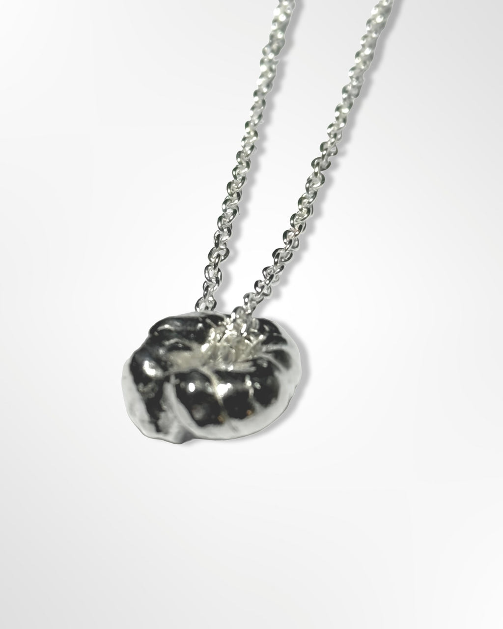 Le collier pendentif cercle modelé