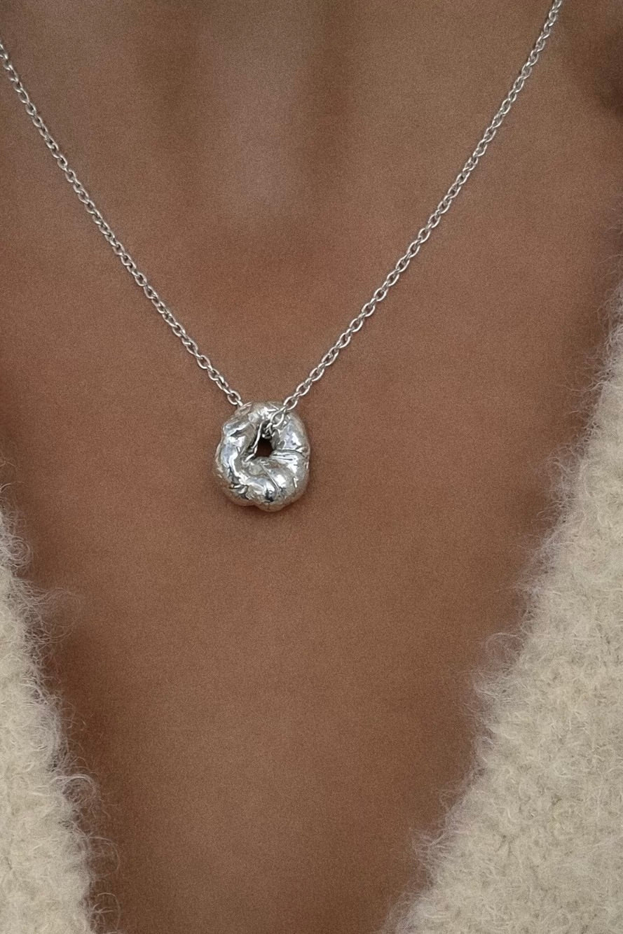 Le collier pendentif cercle modelé