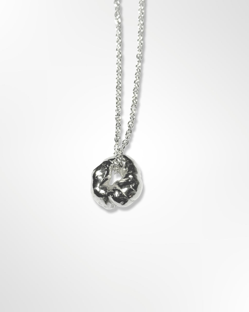 Le collier pendentif cercle modelé