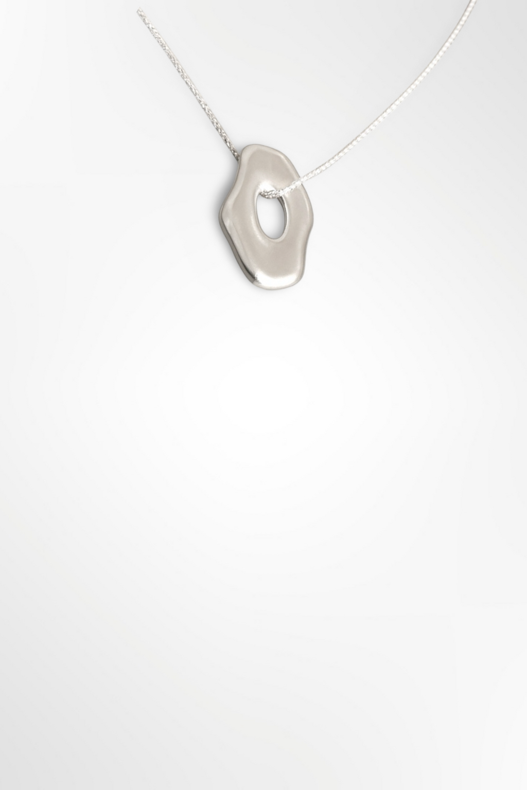 Le collier pendentif asymétrique