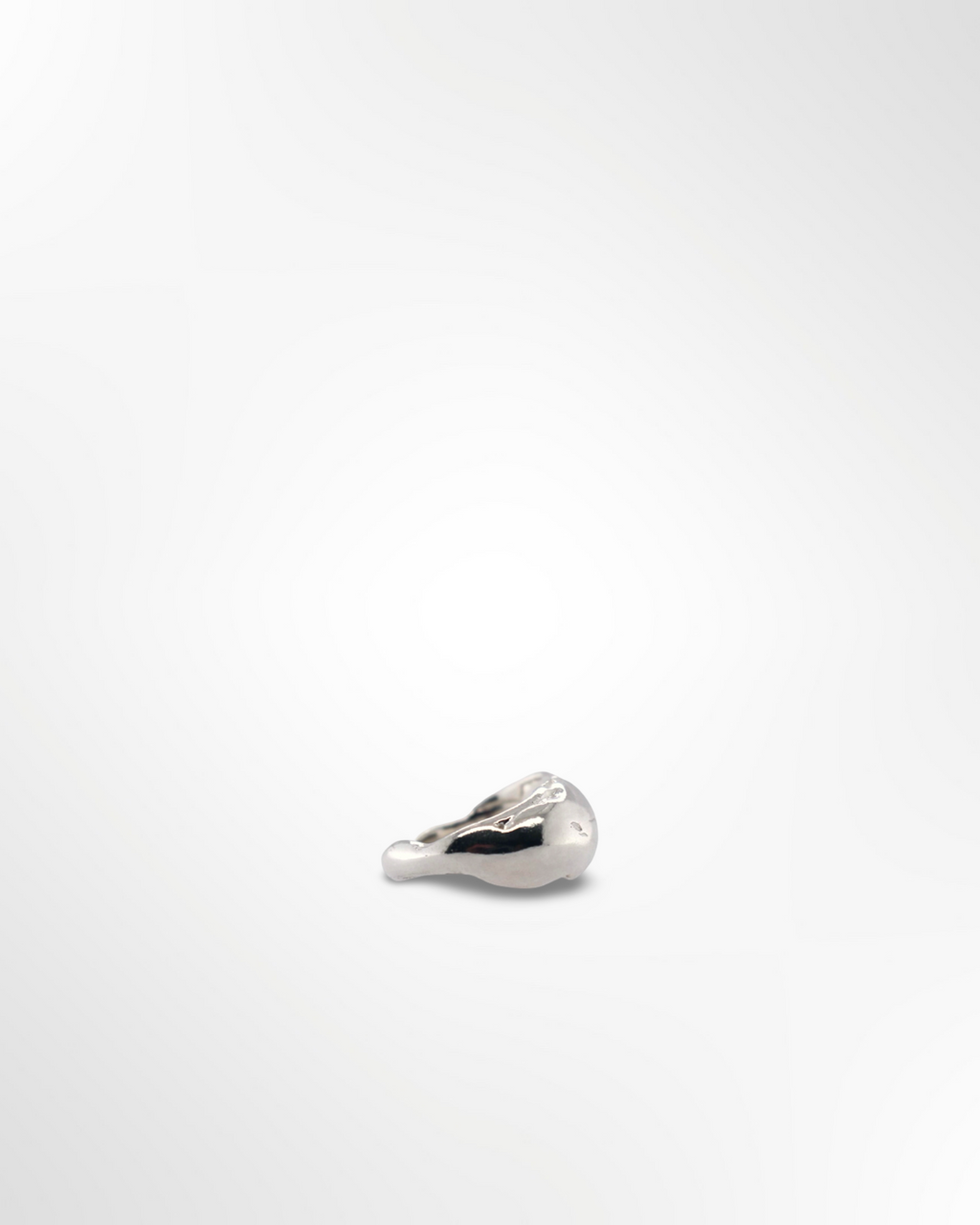 La bague dôme abstraite