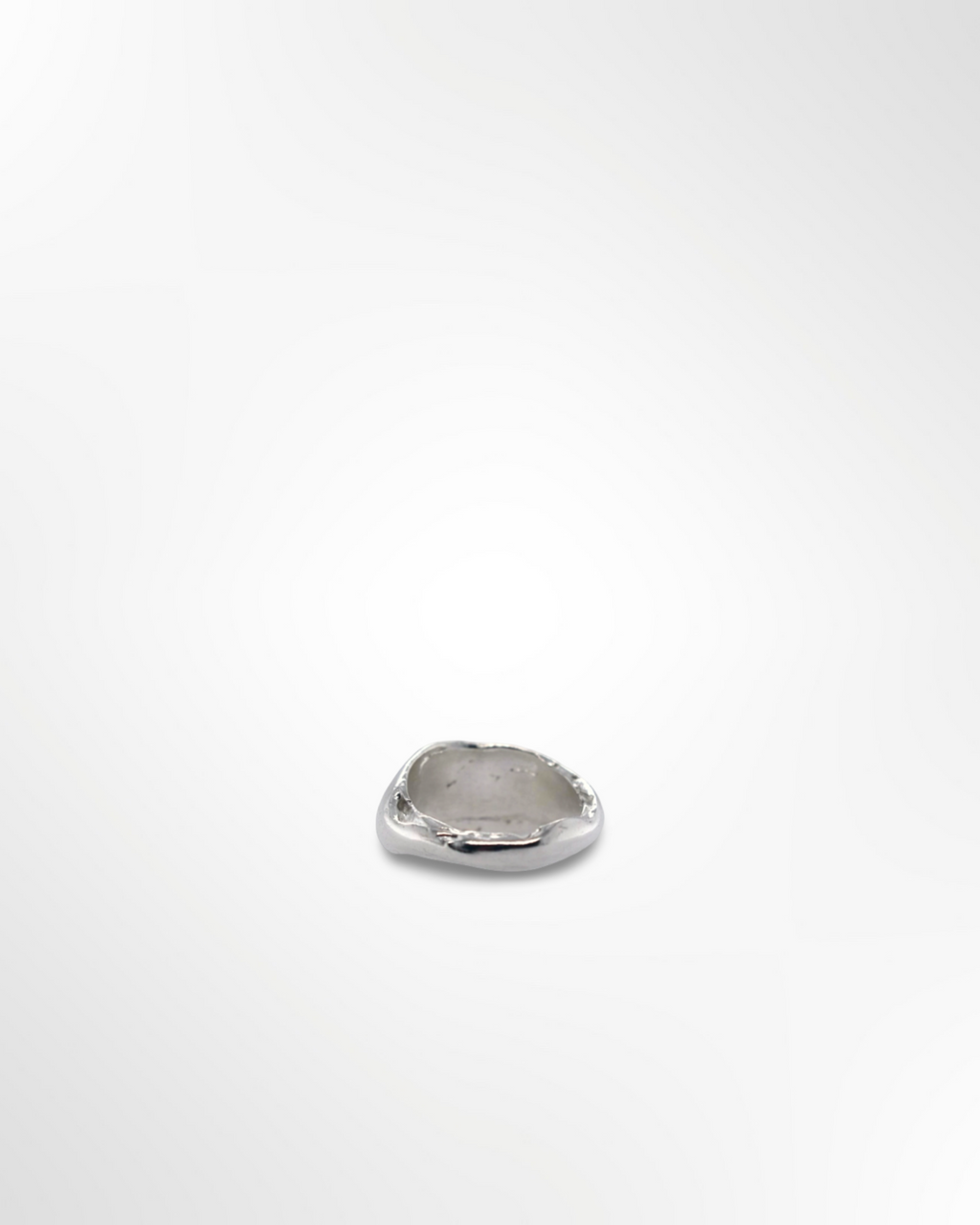 La bague dôme abstraite