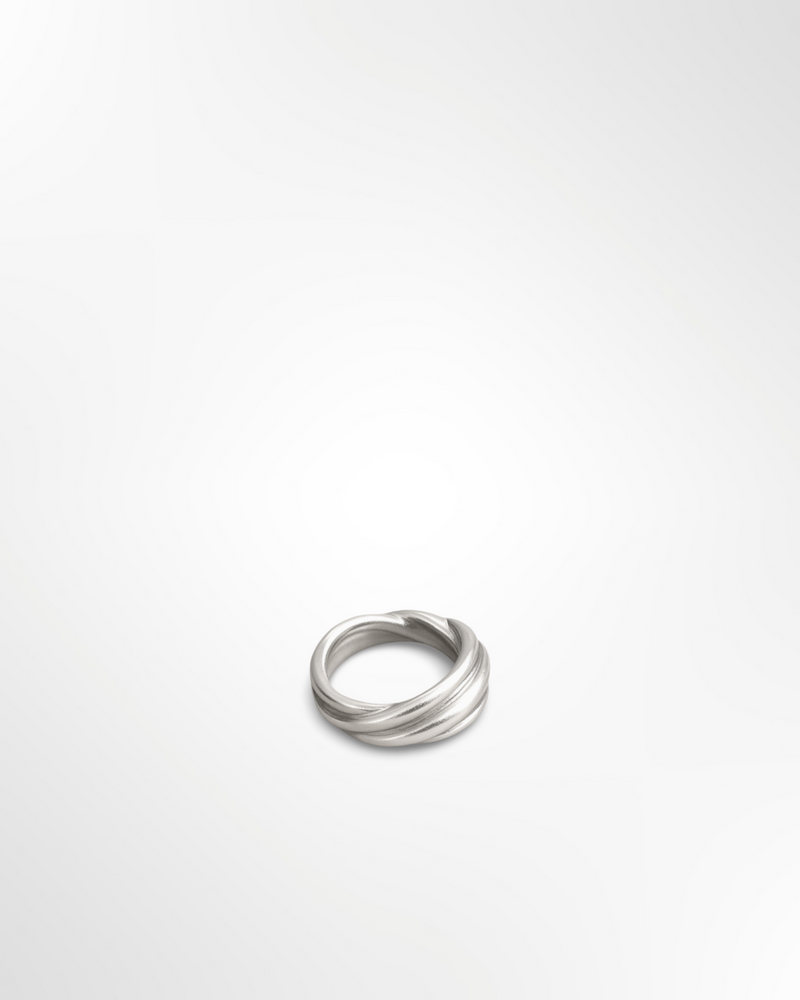 La bague entrelacée