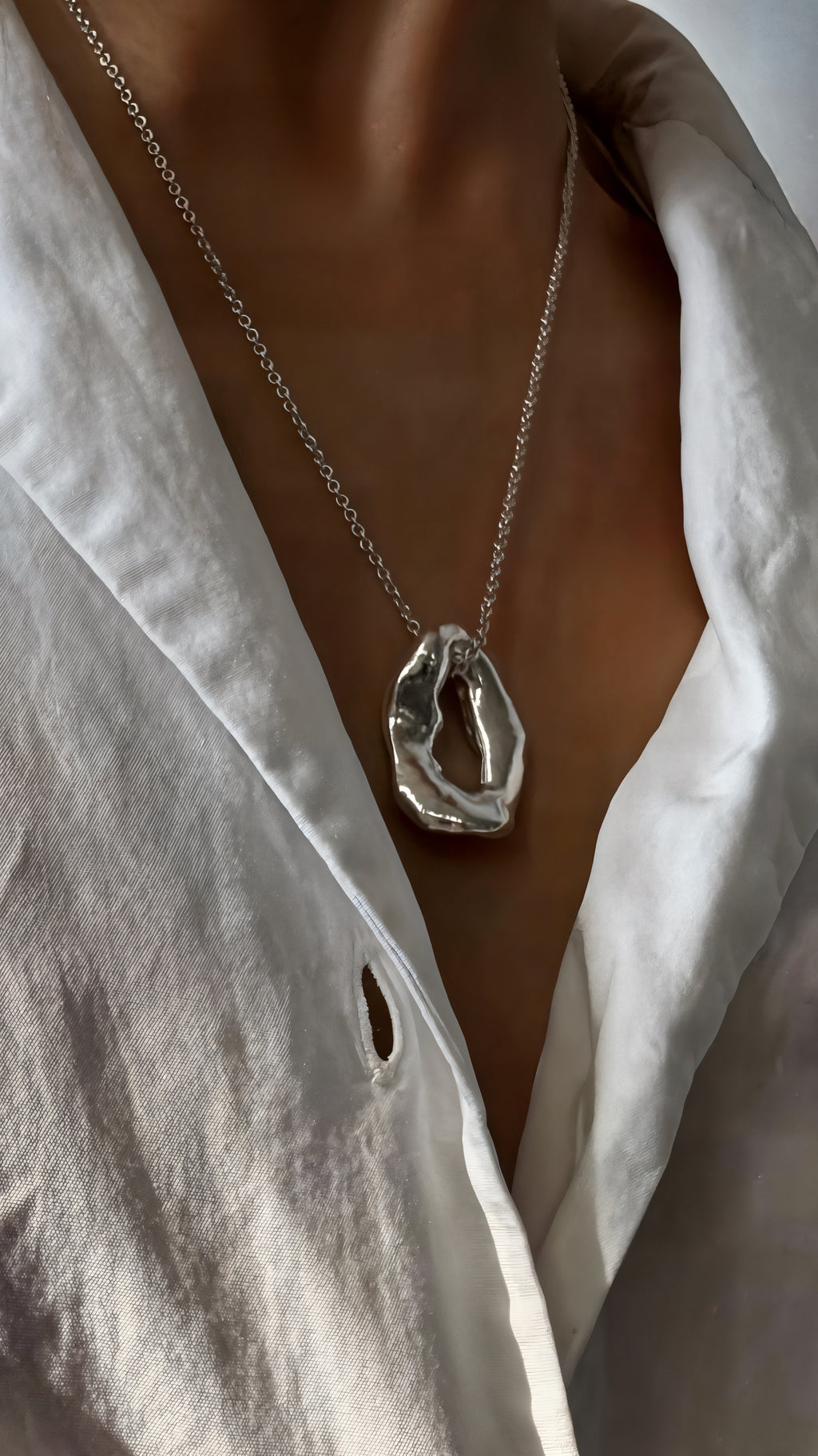 Le collier pendentif torsade irrégulière